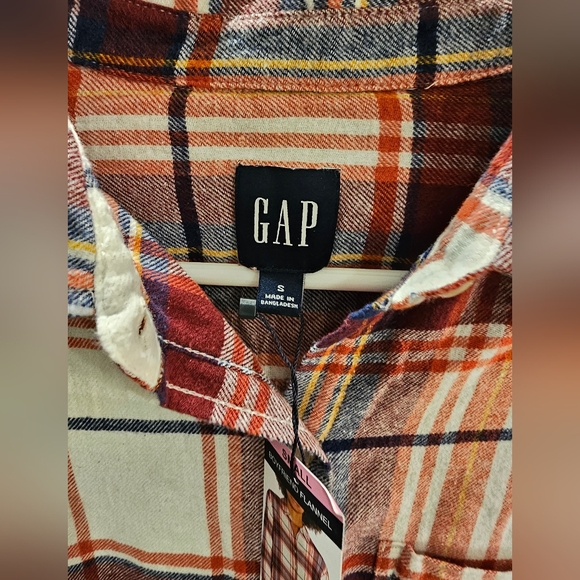 Gap Womans Small Red/White Flannel Button Down Shirt - Picture 2 of 6